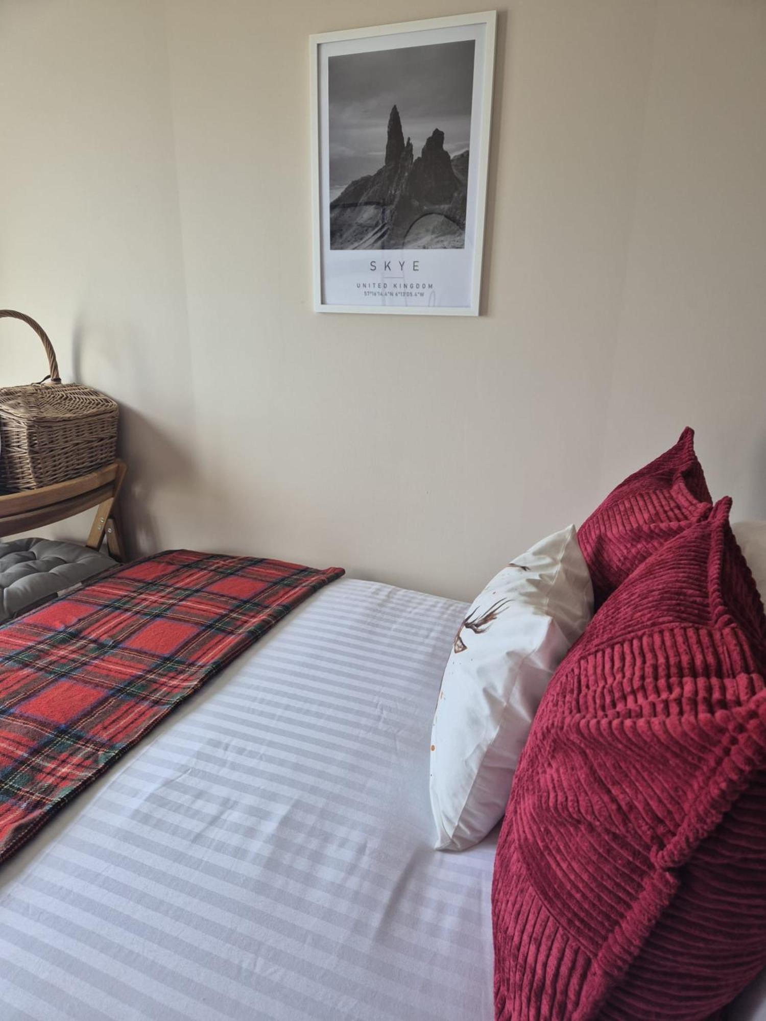 Corry Lodge Estate - Sheperds Huts Or Container Stays With Sea View Broadford (Isle of Skye) Eksteriør bilde